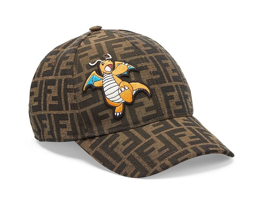 何猷君頭上戴Fendi與fragment design及藤原浩合作，Pokémon系列帽子。