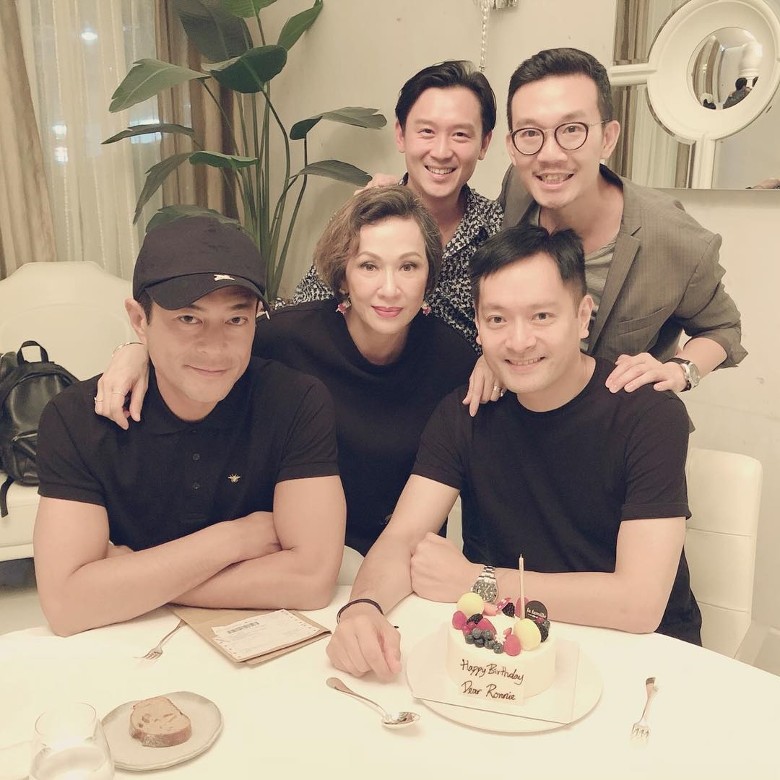 Ronnie(前排右一)做古天樂經理人多年。 Ronnie(前排右一)做古天樂經理人多年。