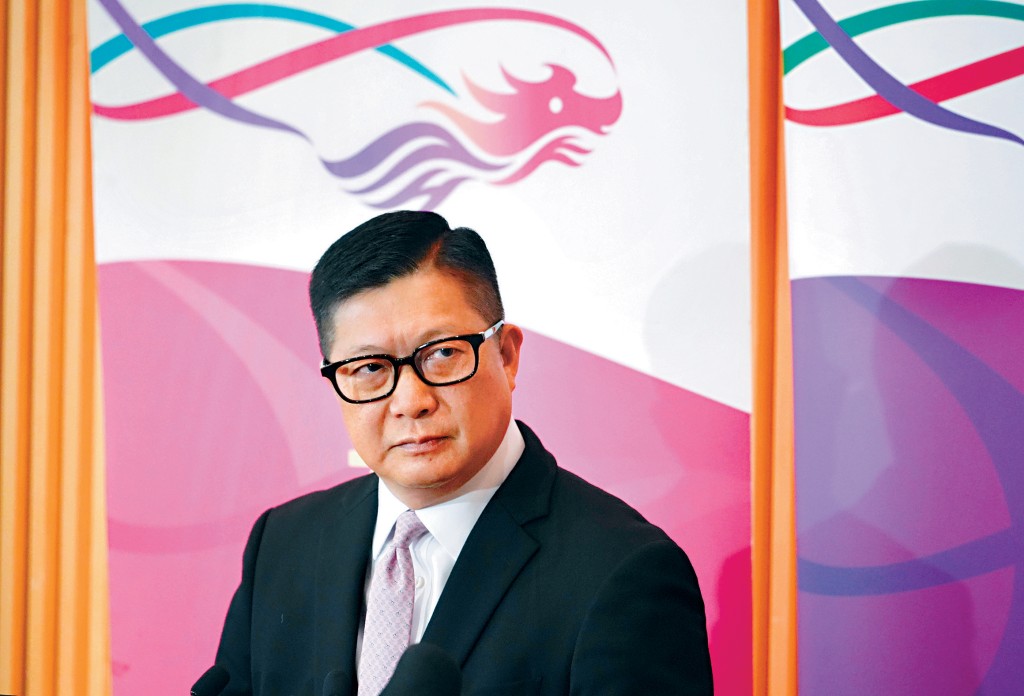 保安局局長鄧炳強表示，根據《維護國家安全條例》對羅冠聰等6人實施潛逃者措施，包括撤銷特區護照等。
