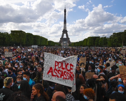 法國民眾示威抗議警方不當行為及種族歧視。 AP
