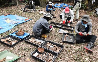 義工將找到的人骨整理分類。 空援隊