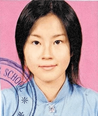 傅颖中学时期是旗袍妹。