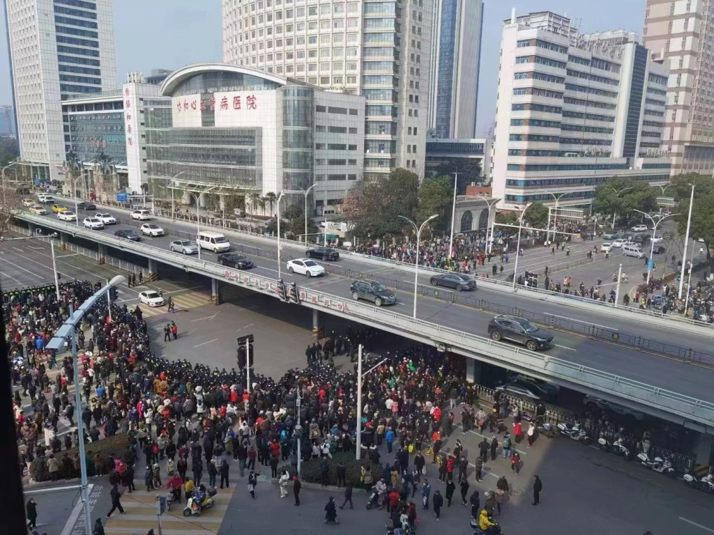社交媒体流传的照片显示，武汉的协和心血管医院附近的马路，聚集著密密麻麻的人群。网图