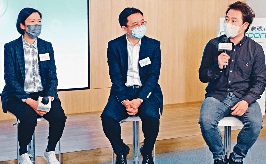 數碼港培育初 Formula Square聯合創辦人戴景曦（右）介紹，賽車電競遊戲讓玩家透過流動網絡，以模型車駕駛艙的視角實時控制真實賽道上的實體模型車。