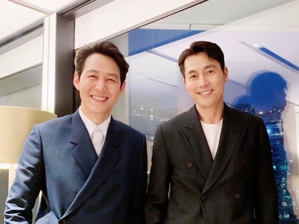 李政宰的新片由鄭雨盛主演,因有工作人員確診,除要檢測外,拍攝也全面暫停。