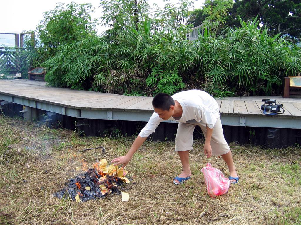 发现尸块㚨的男子抽空上光华岛烧香祭拜亡灵。 中时 发现尸块㚨的男子抽空上光华岛烧香祭拜亡灵。 中时