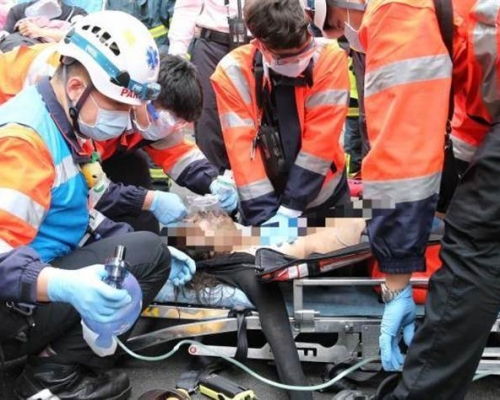 陸續有死傷者被搬出火場。網上圖片