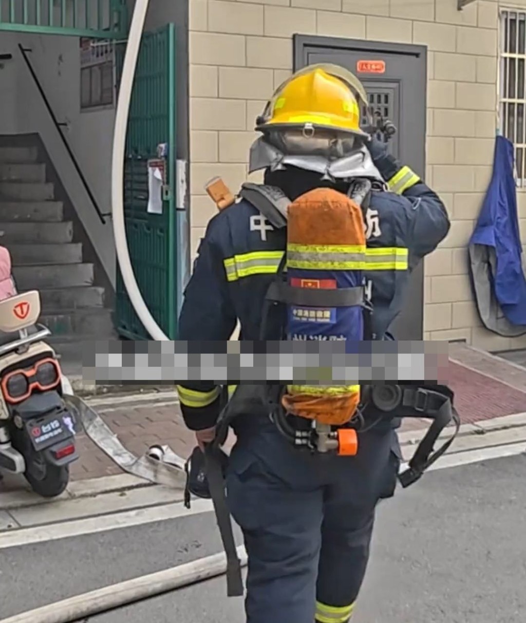 消防到场灌救。抖音@常州消防