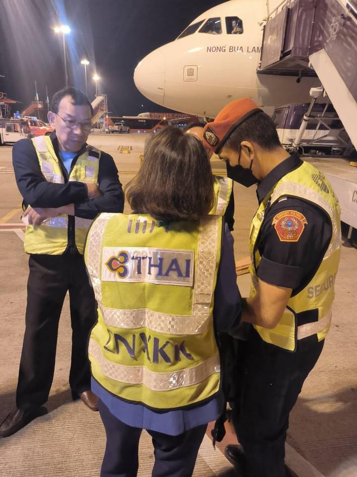 多名工作人員到飛機前協助收起逃生梯。 facebook