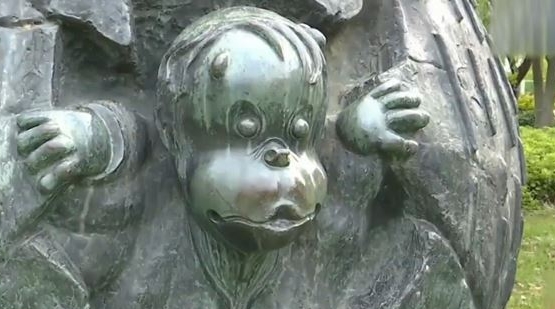 苏州公园的“司马光砸缸”雕塑。