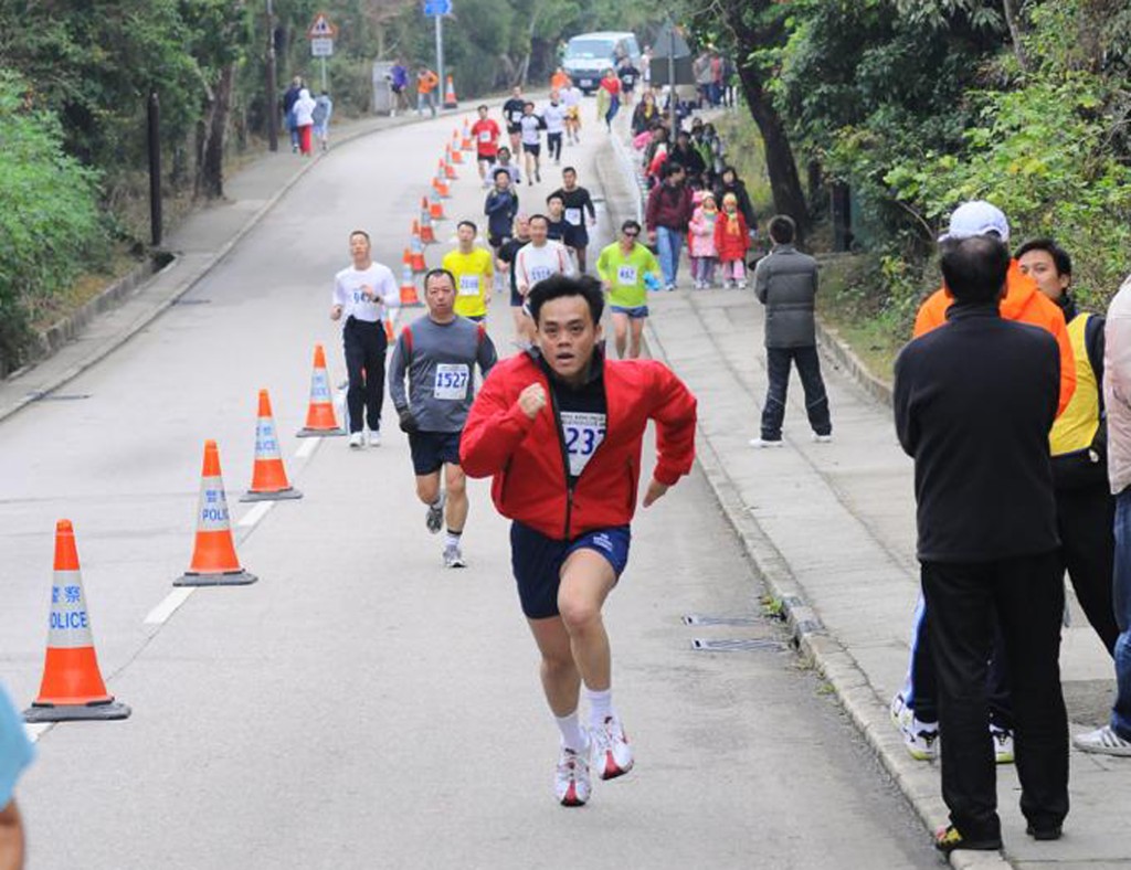 袁旭健喜歡跑步鍛鍊體魄，並且培養韌性和堅定的決心，有助克服和跨越人生的「上陡位」。圖為他於2008年參加警隊「竇文錦標賽」期間全力衝刺。 警方提供