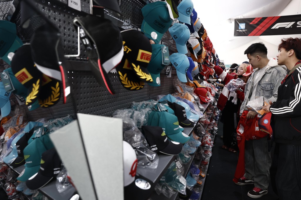 車迷購買F1中國大獎賽周邊產品。 中新社