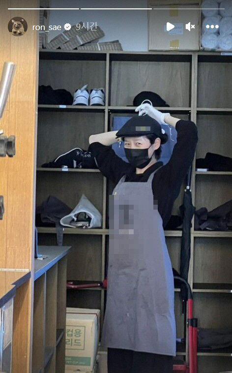 金賽綸在IG上晒出她身穿員工制服在咖啡店打工的照片，豈料卻遭到咖啡店「打臉」指出員工名單中並沒有金賽綸的名字。