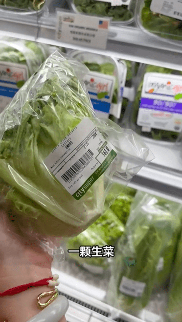 他们转战蔬菜区域，发现一颗生菜竟然要价港币$61。（小红书截图）