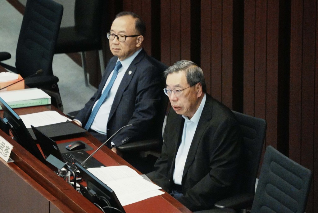 梁君彥在立法會「雞精班」與第八屆候任議員分享經驗。資料圖片