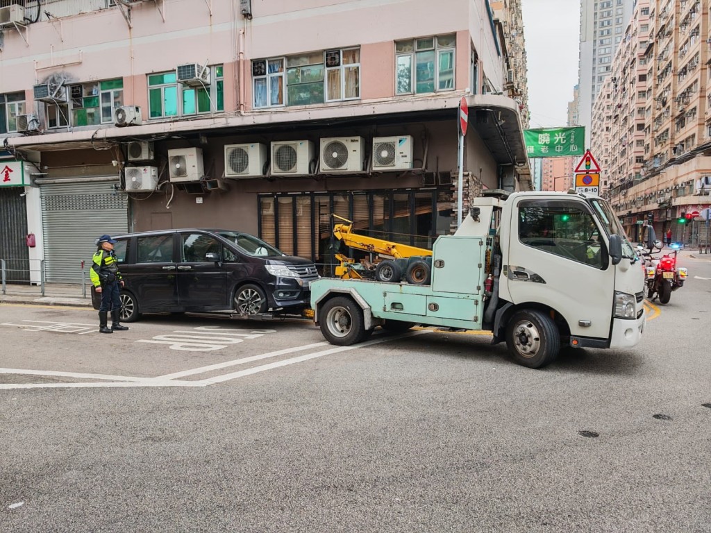 警方拖走多部違例車輛。警方圖片