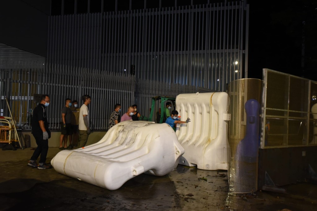 政總及立法會外圍的水馬陣今晚陸續移走。