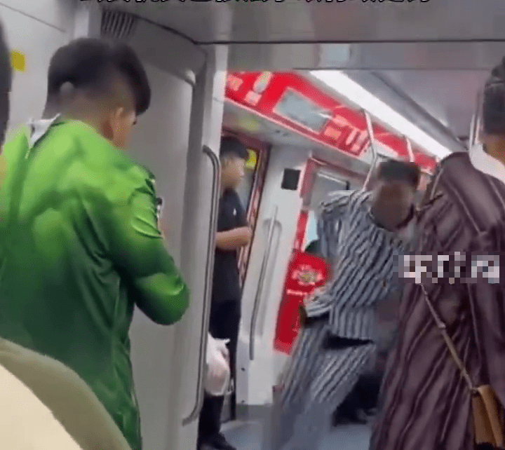 穿病人服、扮Hulk大鬧車廂,2男互相拍攝。 穿病人服、扮Hulk大鬧車廂,2男互相拍攝。