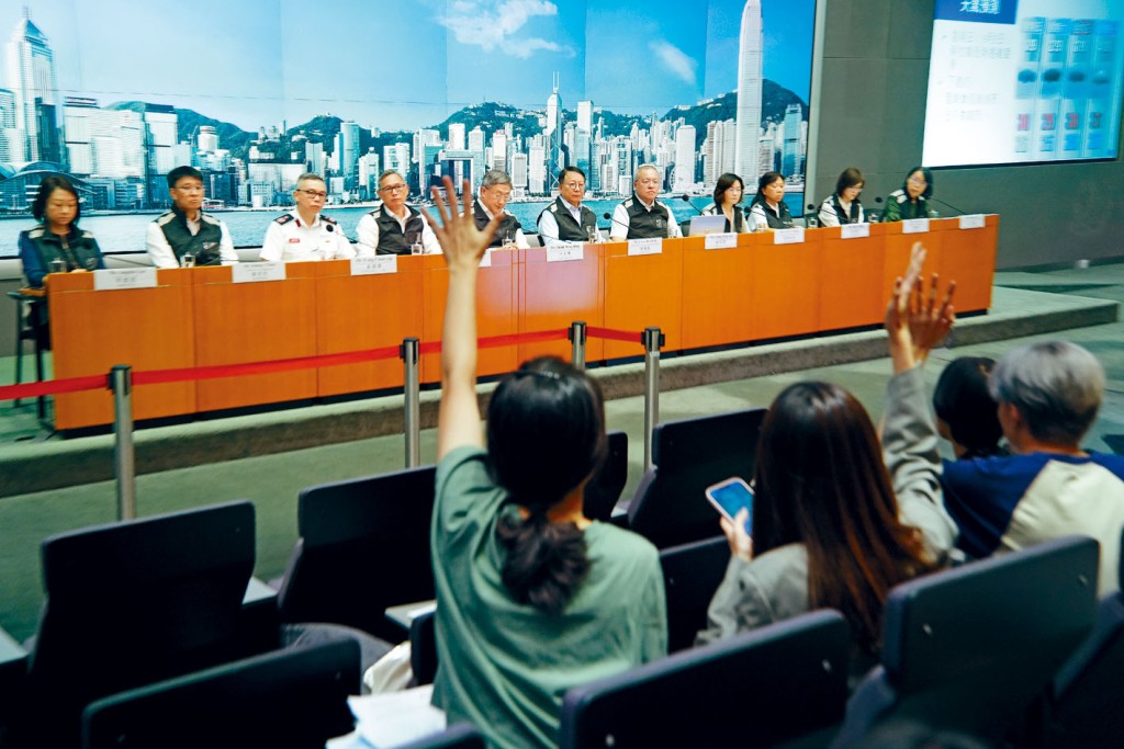 「蘇拉」來勢洶洶，政府召開跨部門會議商討應對方案後召開記者會。