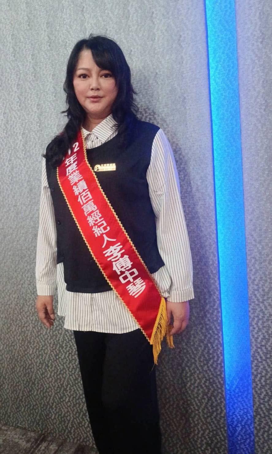 傅天穎用回本名「李傅中琴」轉行做地產,苦盡甘來榮膺「百萬經紀人」。 傅天穎用回本名「李傅中琴」轉行做地產,苦盡甘來榮膺「百萬經紀人」。