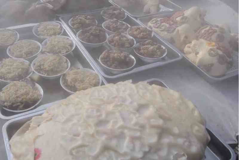 近萬名村民與遊客一同品嚐。網圖