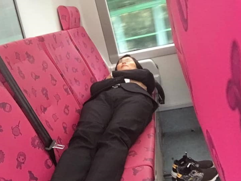 去年已有網民發現阿姐瞓巴士車尾。資料圖片