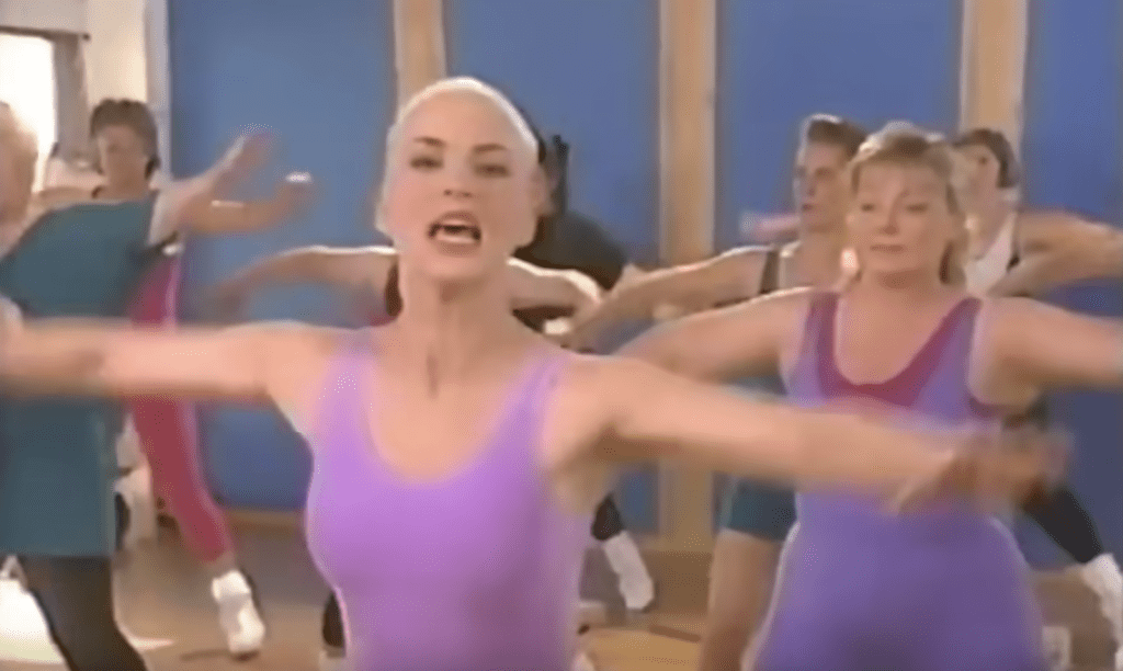 當年她靠健身節目、電視訪談及跨界演出，每年收入高達5,000萬美元（約3.9億港元），是真正的「初代網紅」。