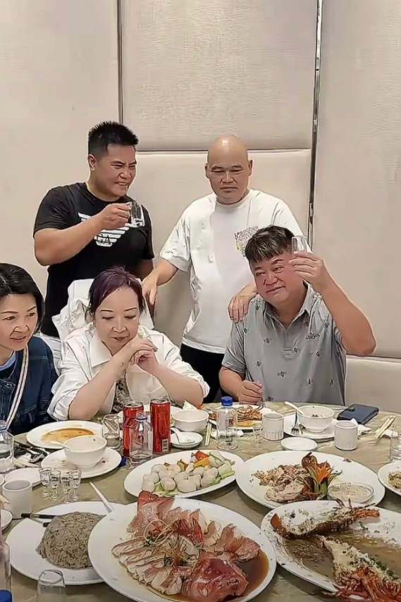 陳百祥飲得眼神迷濛。 陳百祥飲得眼神迷濛。