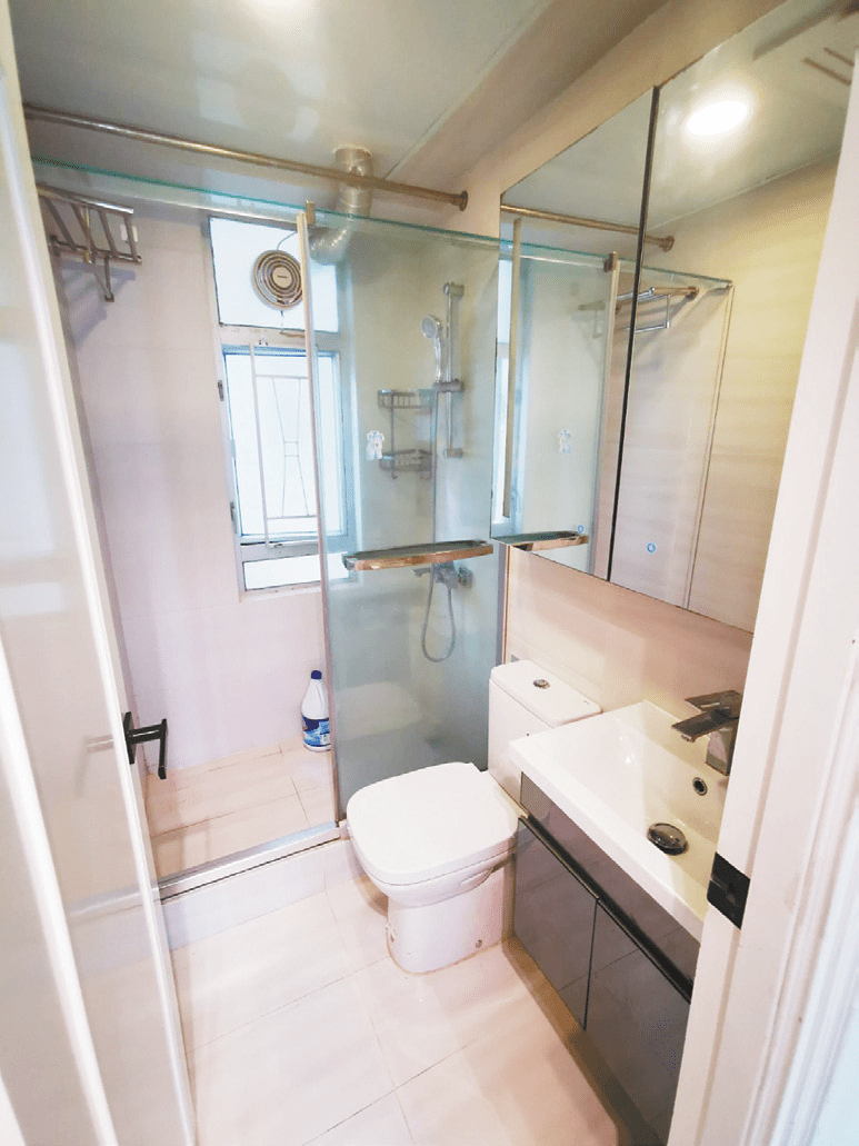 浴室设乾湿分离淋浴间，并有对流窗排走湿气。