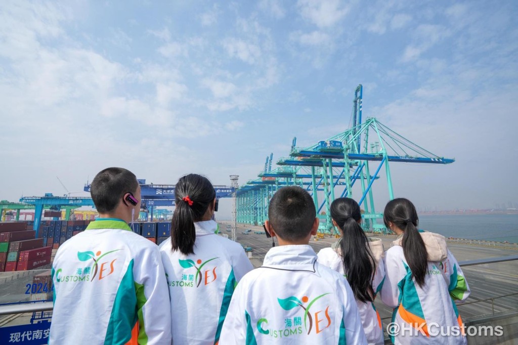 人員走入天津新港海關指揮中心。