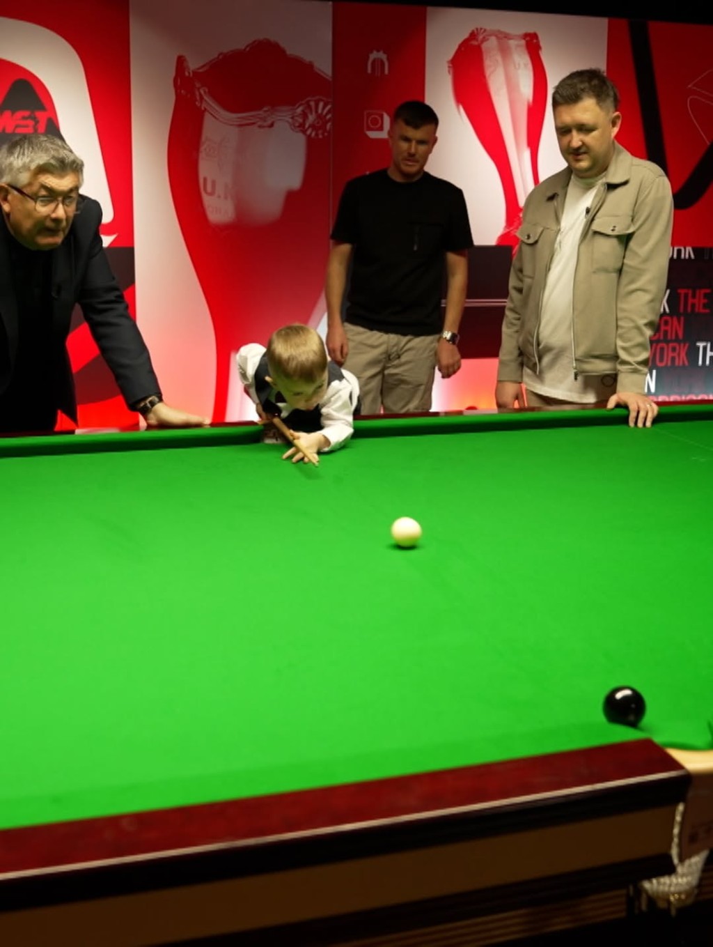 2歲的祖德・奧雲斯（Jude Owens）成功刷新兩項英式桌球的健力士世界紀錄。IG@judey147