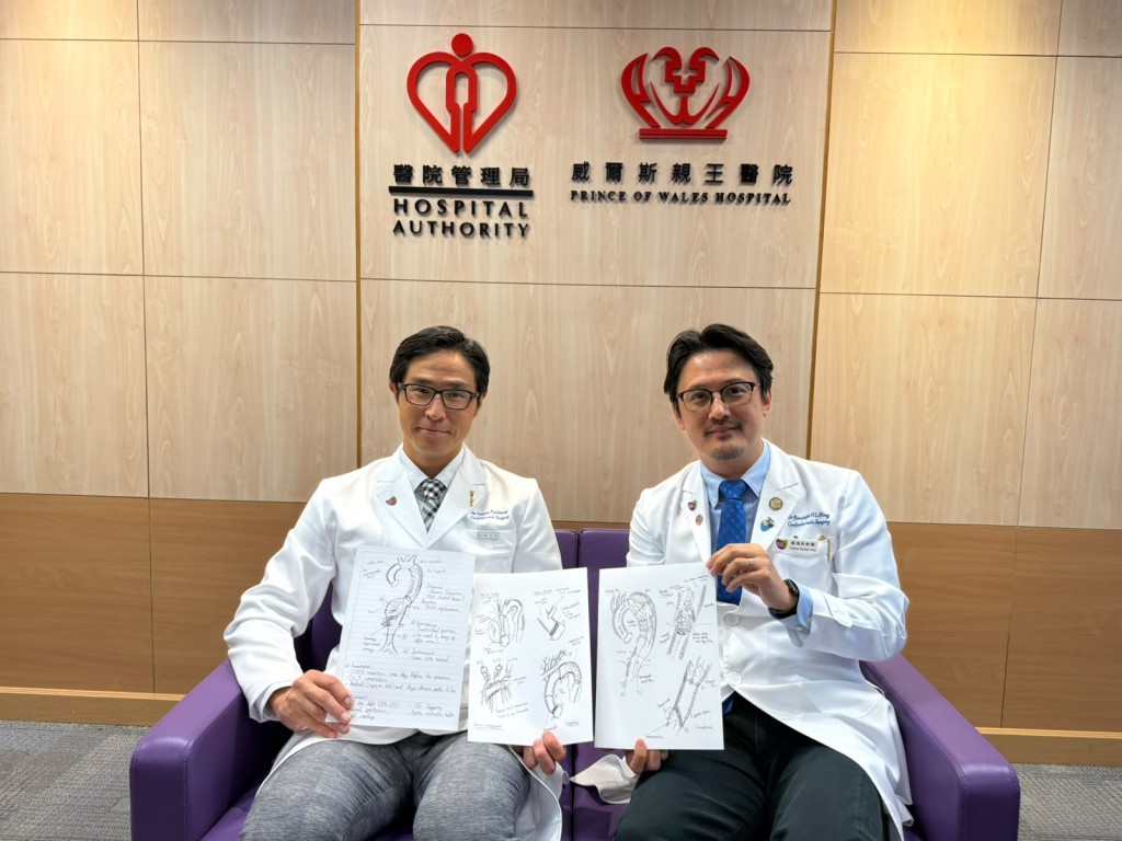 藤川拓也（左）在黃鴻亮（右）的邀請下，2017年來港加入中大醫學院，翌年獲聘用為醫管局醫生。