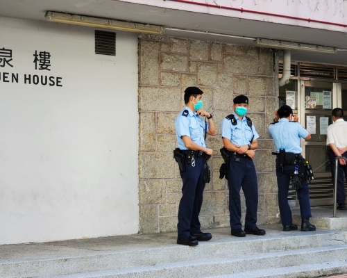 祿泉樓外有警員拉起封鎖線