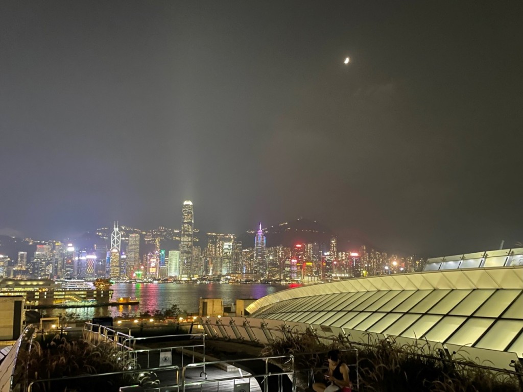 林世雄不忘推卡香港西九龙站「天空走廊」是「打卡」好地点。林世雄网志