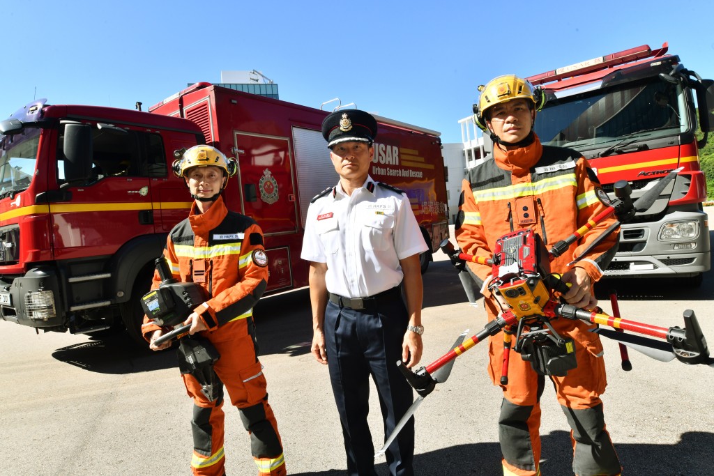 到土耳其地震灾区参与救援工作的3名消防处人员，左起：梁志宏、于文阳及苏志安讲述今次难忘经验。 褚乐琪 摄