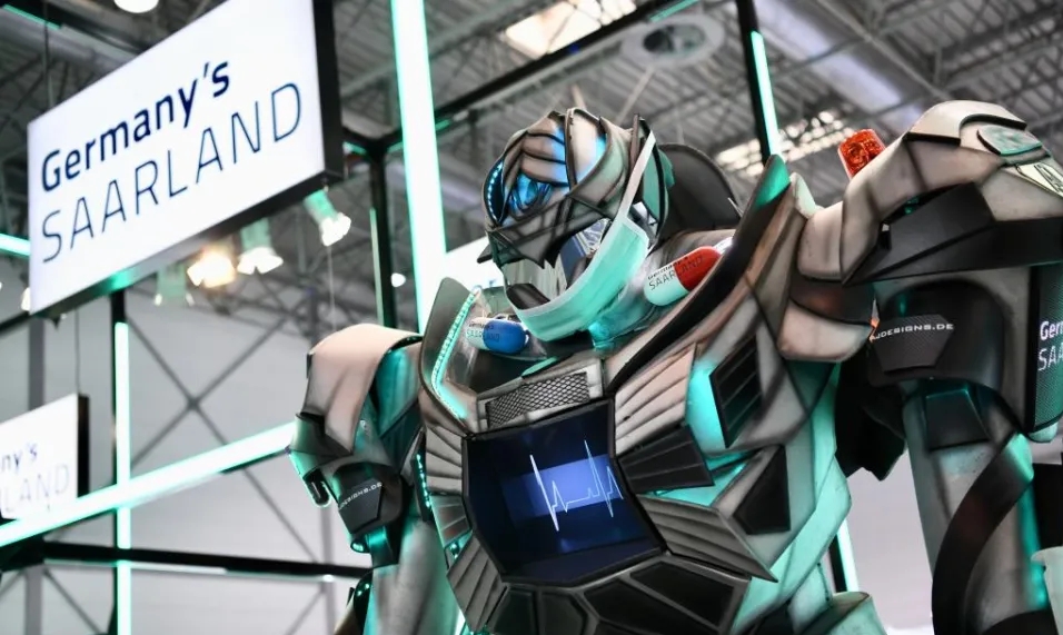 這是11月17日在德國杜塞爾多夫國際醫療器械設備展上拍攝的裝飾機器人。新華社