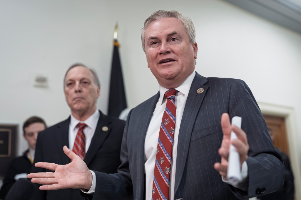 眾議院監督及政府改革委員會主席科默證實，馬克斯韋爾拒絕作證。美聯社