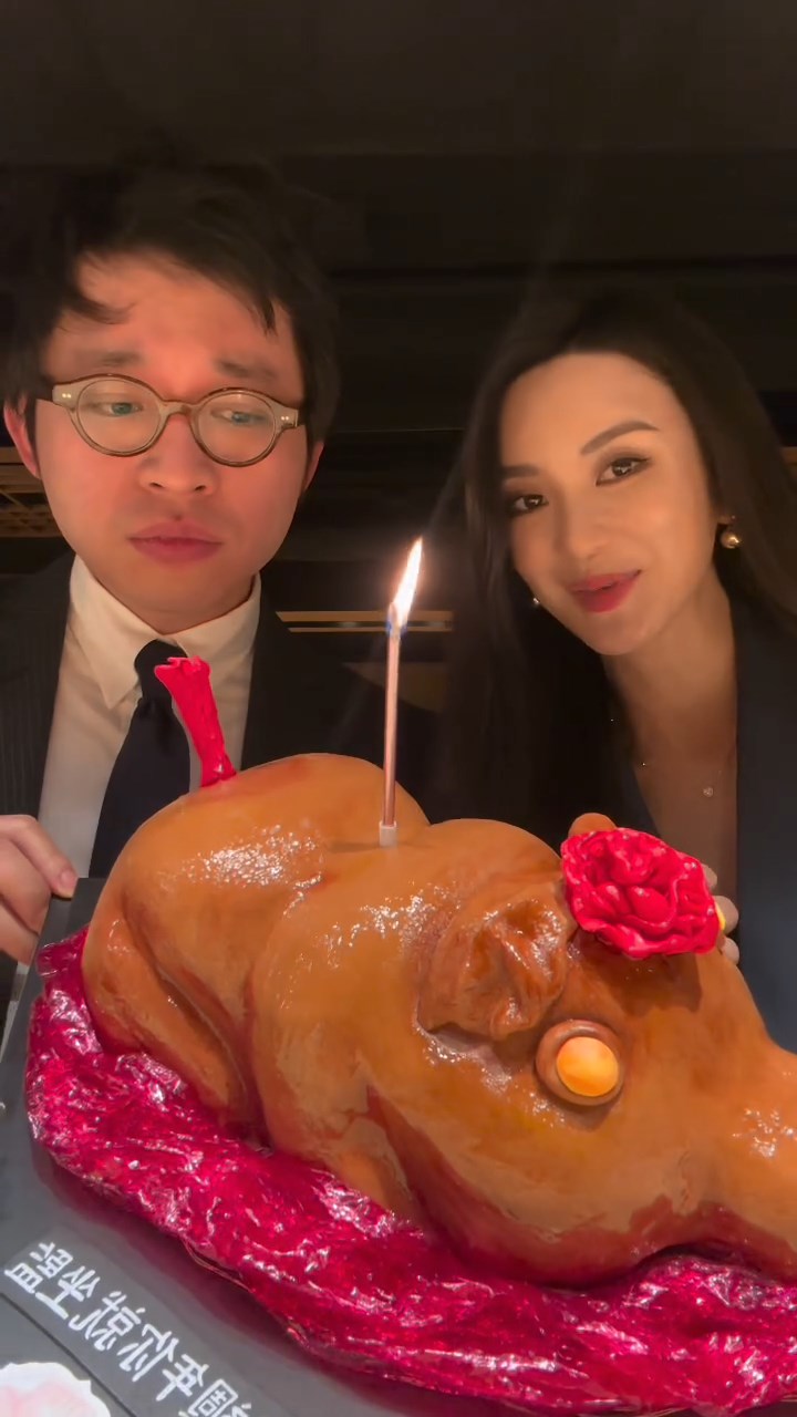 裕美早前与林作庆祝拍拖周年，乳猪蛋糕竟写上“5周年你就坐监”。  ​