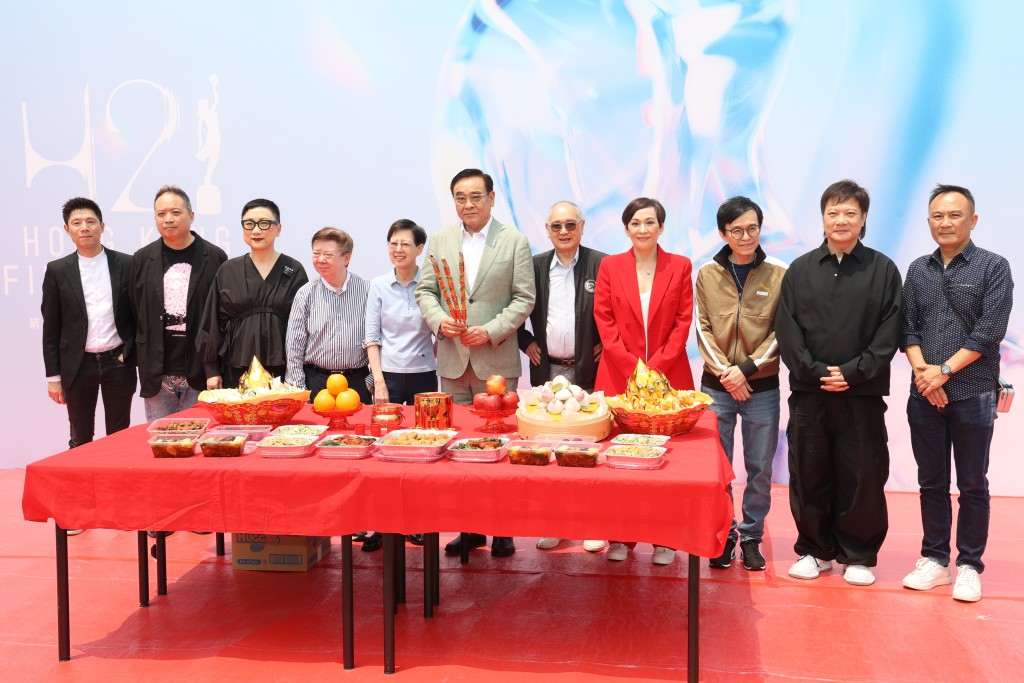 爾冬陞與董事局成員代表文雋、錢嘉樂等出席大會舉行拜神儀式。