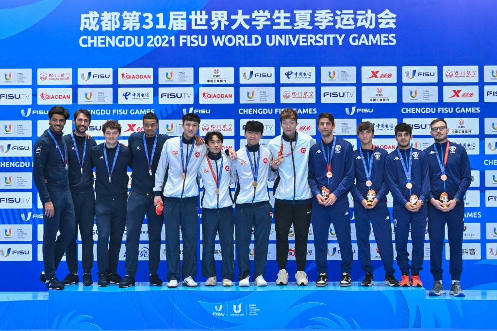 香港隊（中）在男子花劍團體賽決賽擊敗法國隊（左），而上屆冠軍意大利（右）則奪銅牌。