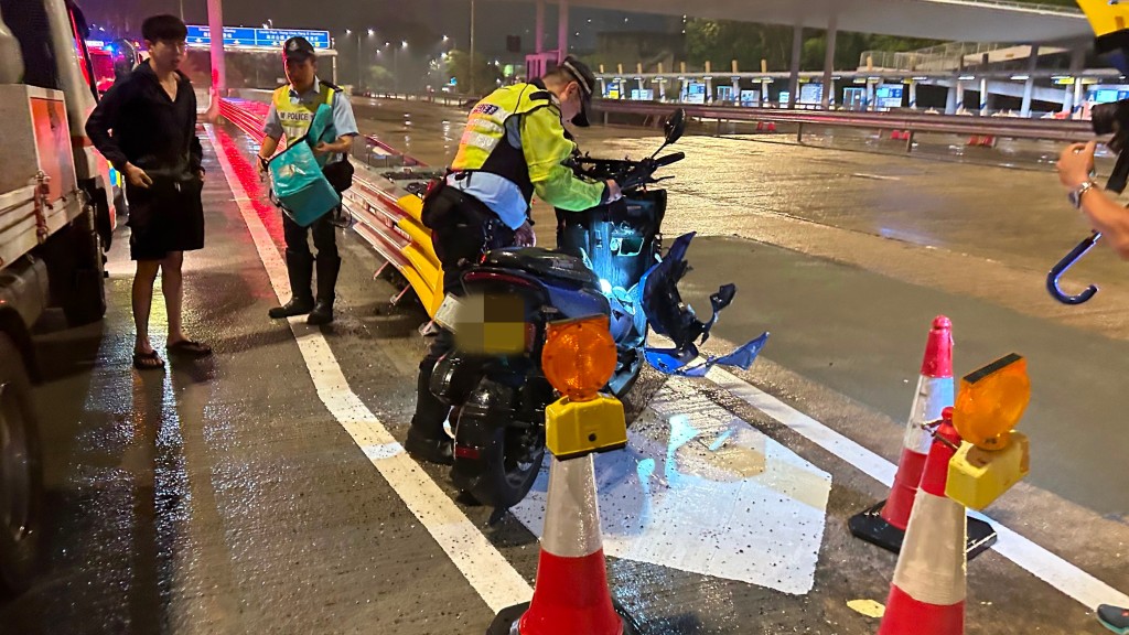 香港仔隧道出口綿羊仔失控撞防撞欄 30歲鐵騎士重創昏迷送院。蔡楚輝攝