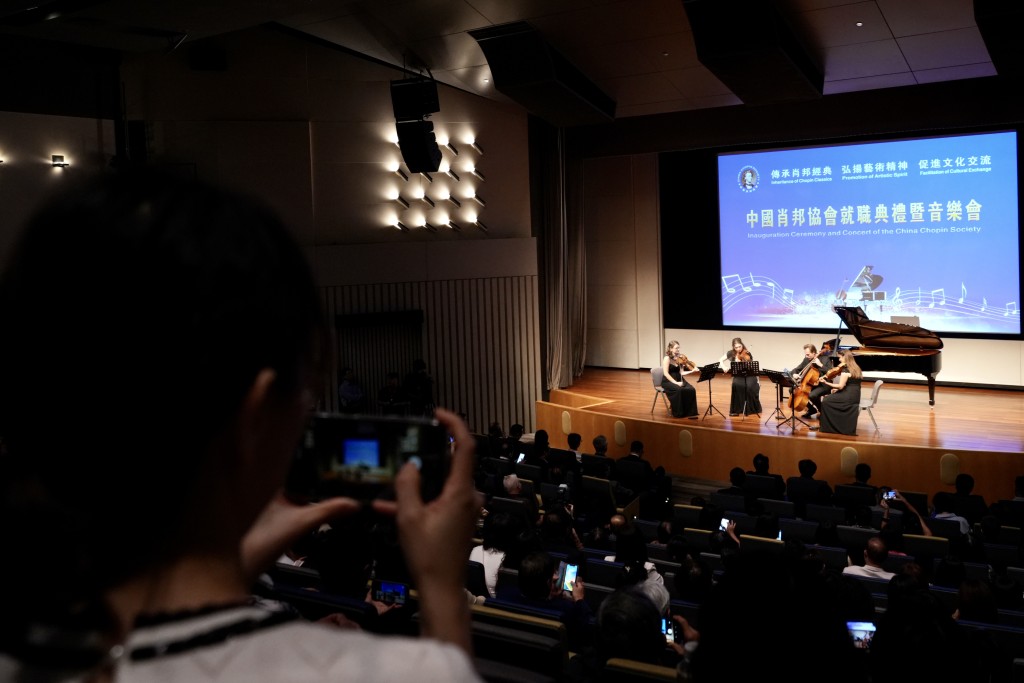 多名音樂家在音樂會上表演。劉駿軒攝