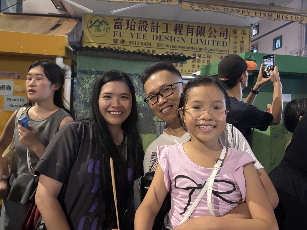 余小朋友和家人在前排觀看舞火龍，拿到長壽香的她希望身體健康、學業進步。郭穎彤攝