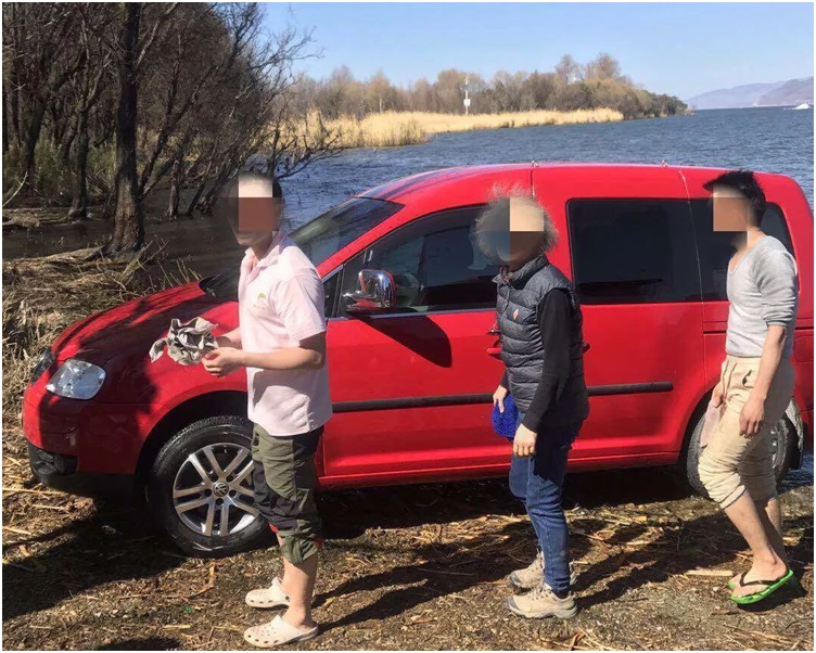 張男自駕至大理遊玩時在大理洱海邊洗車相被人拍下放上網。
