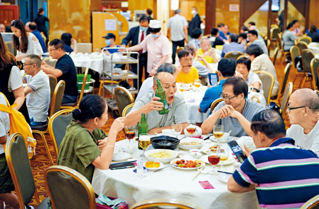 食肆每枱人數、表列處所每組人數上限由8人增至12人 (表列處所包括:健身中心、遊樂場所、美容院及按摩院、卡拉OK場所等)
