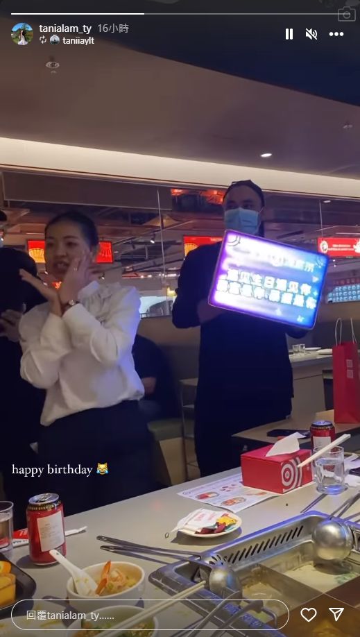 林文龍獲職員舉牌又唱歌慶祝生日。