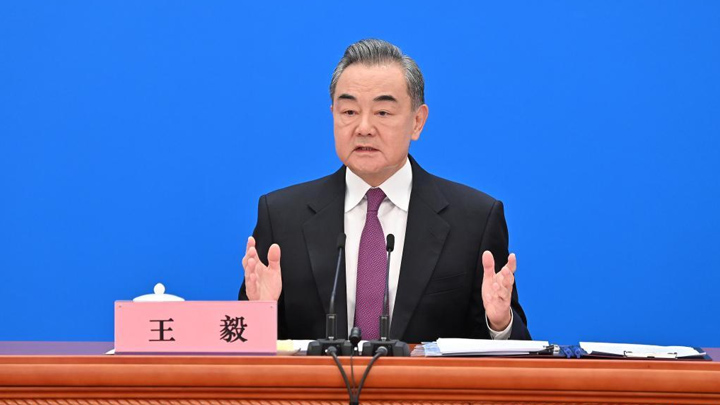 王毅見記者回答中外記者提問。新華社