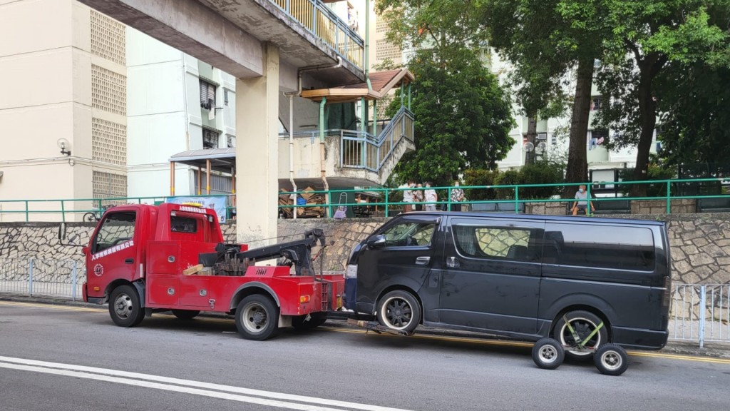 警方於行動中拖走一輛車。圖：警方提供 