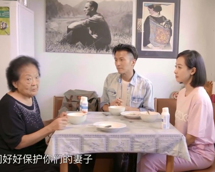 霆鋒與宋茜聽老婆婆的戀愛故事及忠告。（片段截圖）