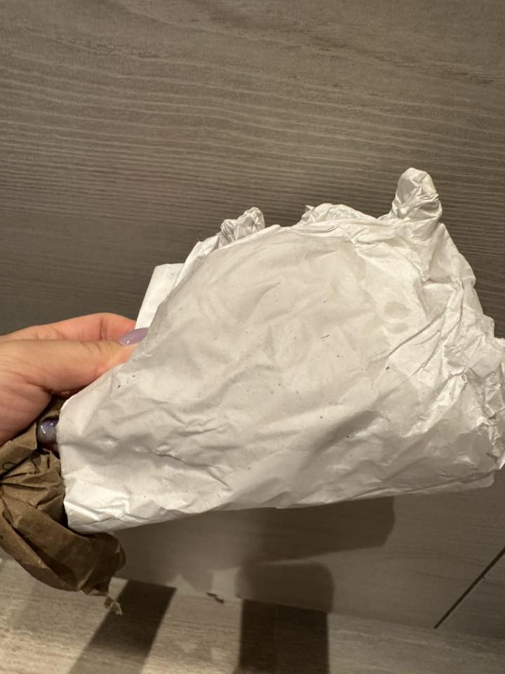 事主購買的新波鞋,包裝和新鞋都已經濕透。FB@九州福岡地道情報站 事主購買的新波鞋,包裝和新鞋都已經濕透。FB@九州福岡地道情報站